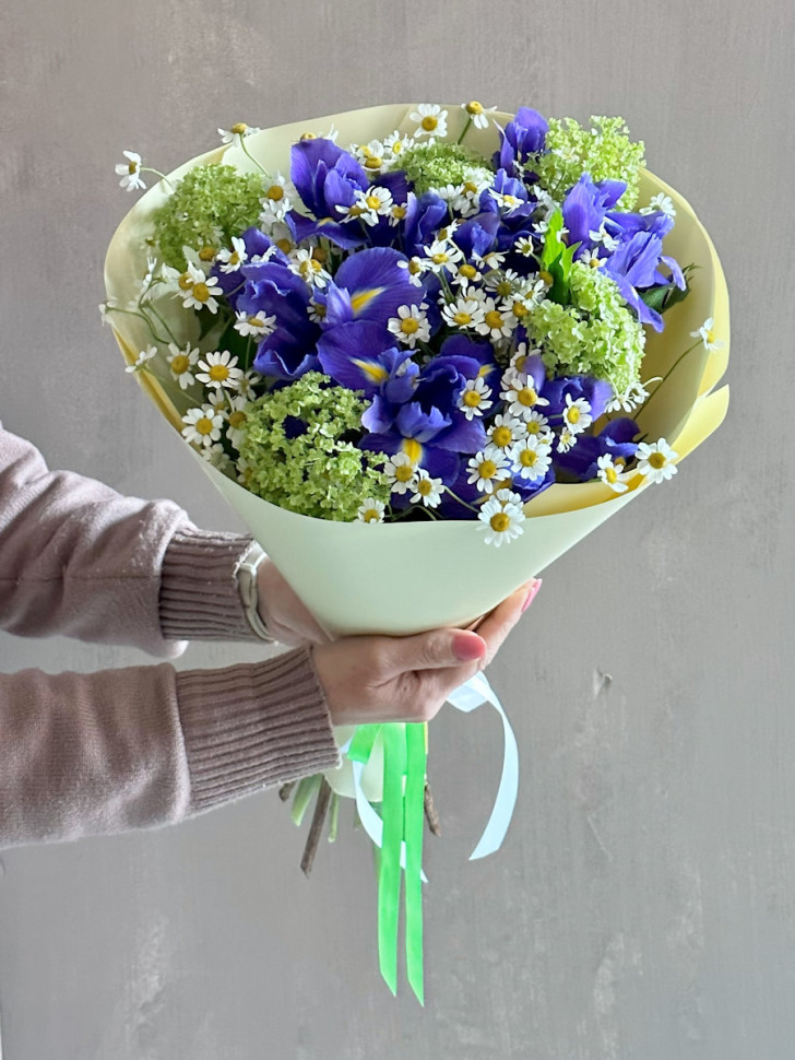 Букет «Фиолетовая симфония с ромашкой»