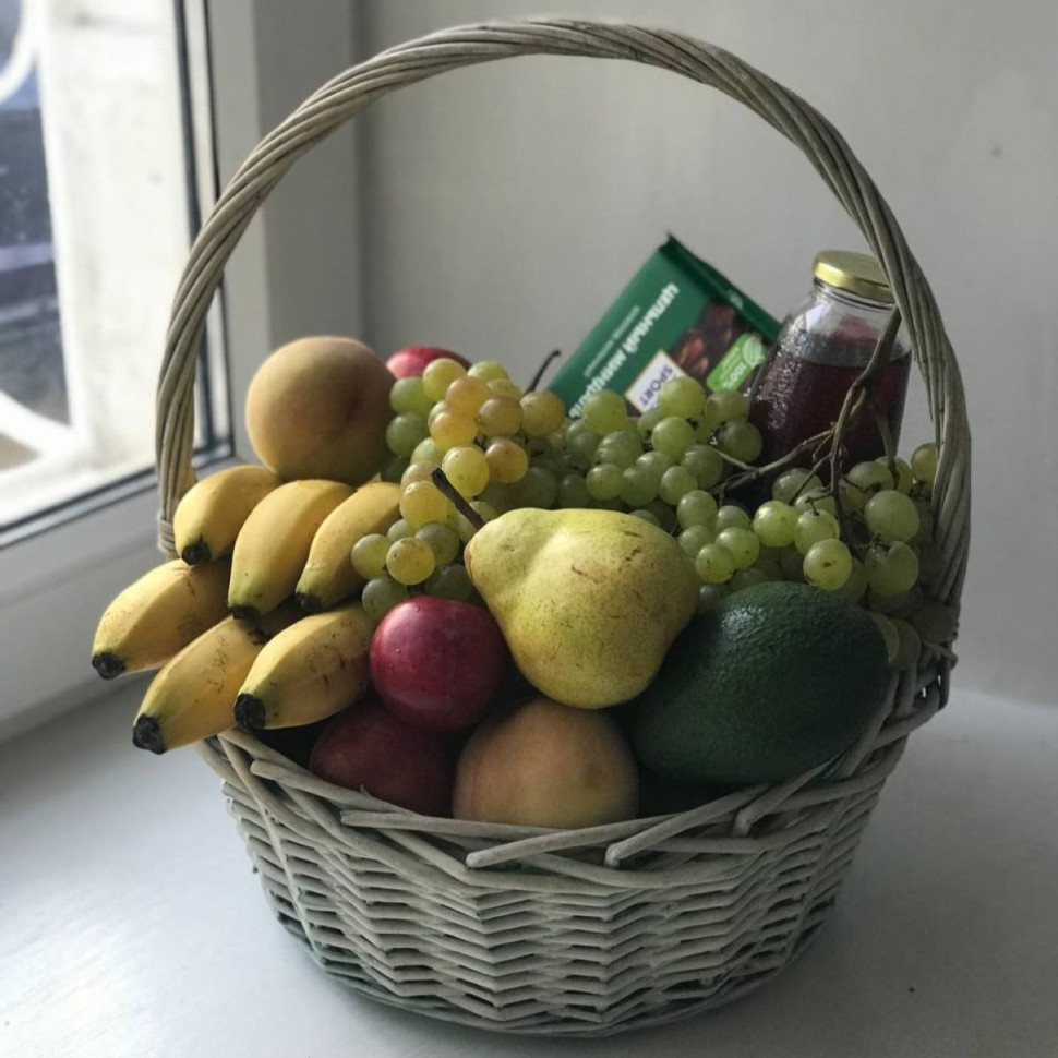 Фрукты в корзине