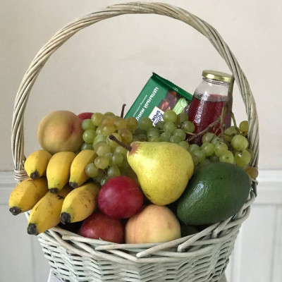 Фрукты в корзине