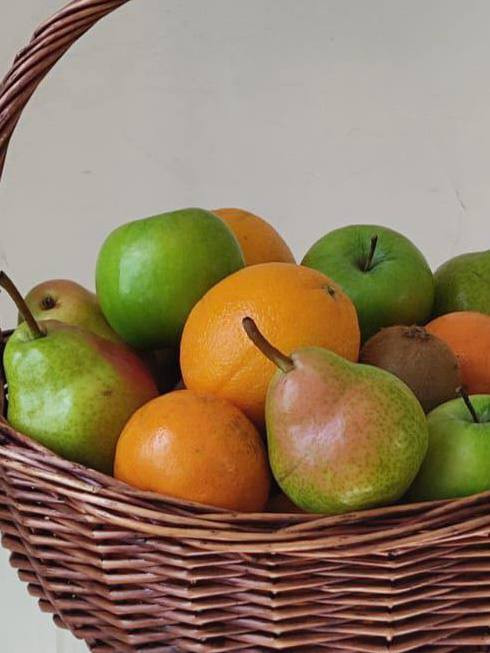 Фруктовая корзина из апельсинов, яблок, груш, киви