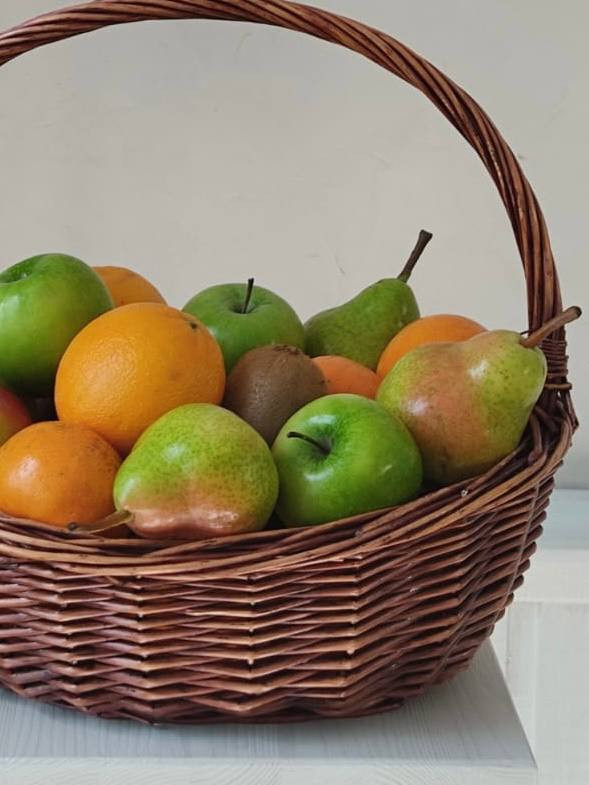 Фруктовая корзина из апельсинов, яблок, груш, киви