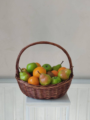 Фруктовая корзина из апельсинов, яблок, груш, киви