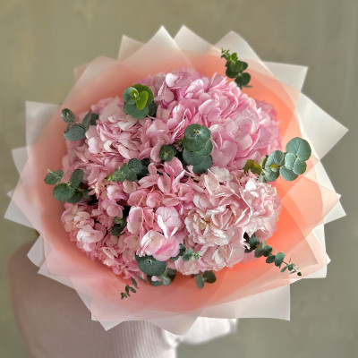 Букет из гортензий с эвкалиптом