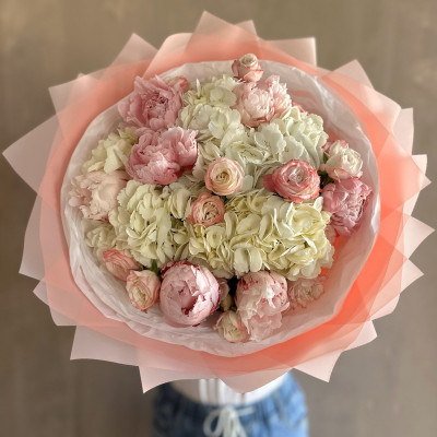 Букет из нежных пионов и гортензий