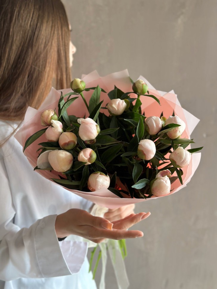 Букет из 15 кремовых пионов