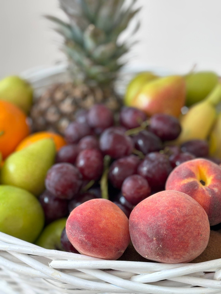 Корзина фруктов с ананасом