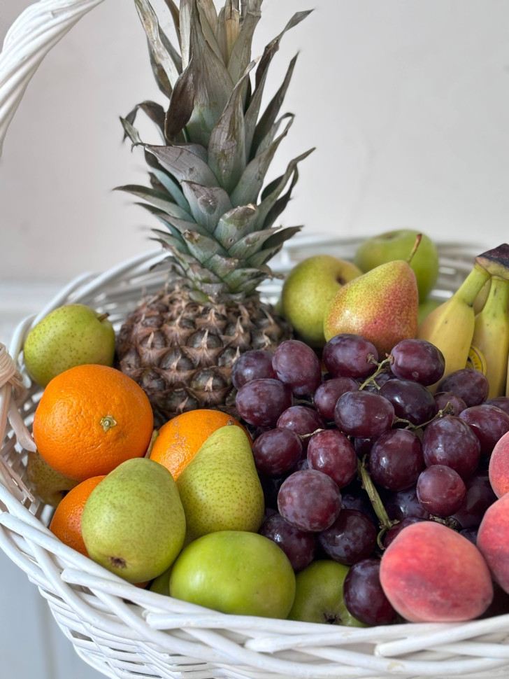 Корзина фруктов с ананасом