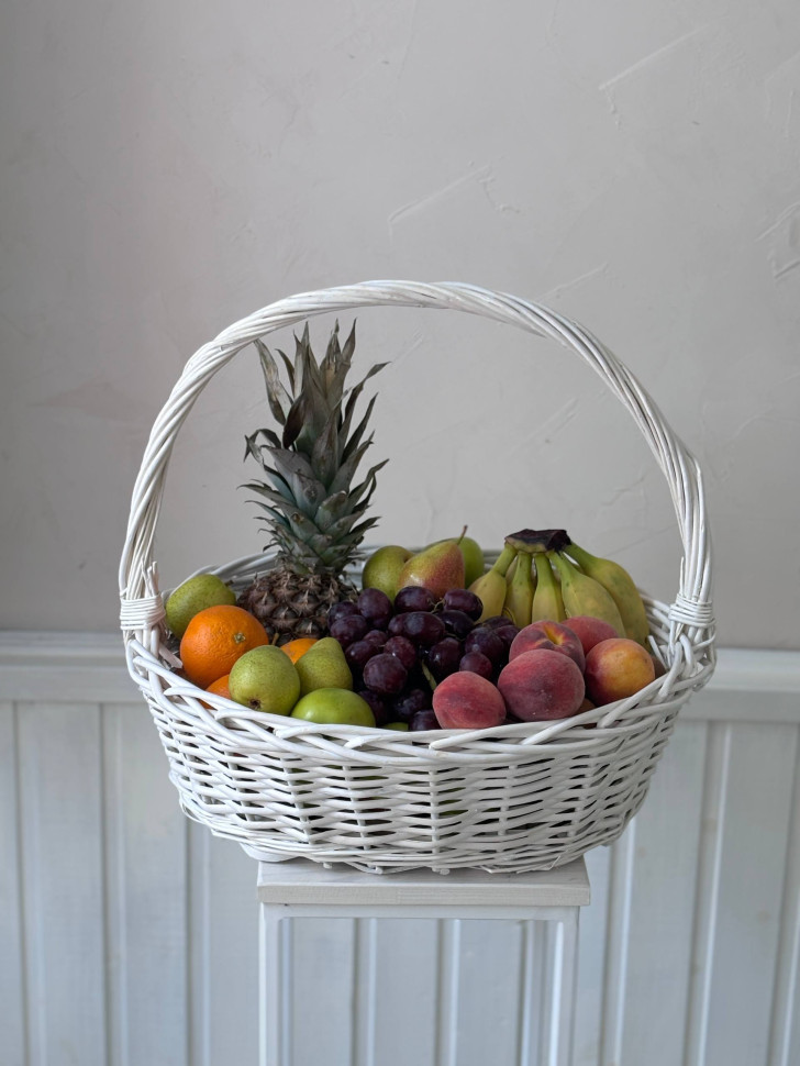 Корзина фруктов с ананасом