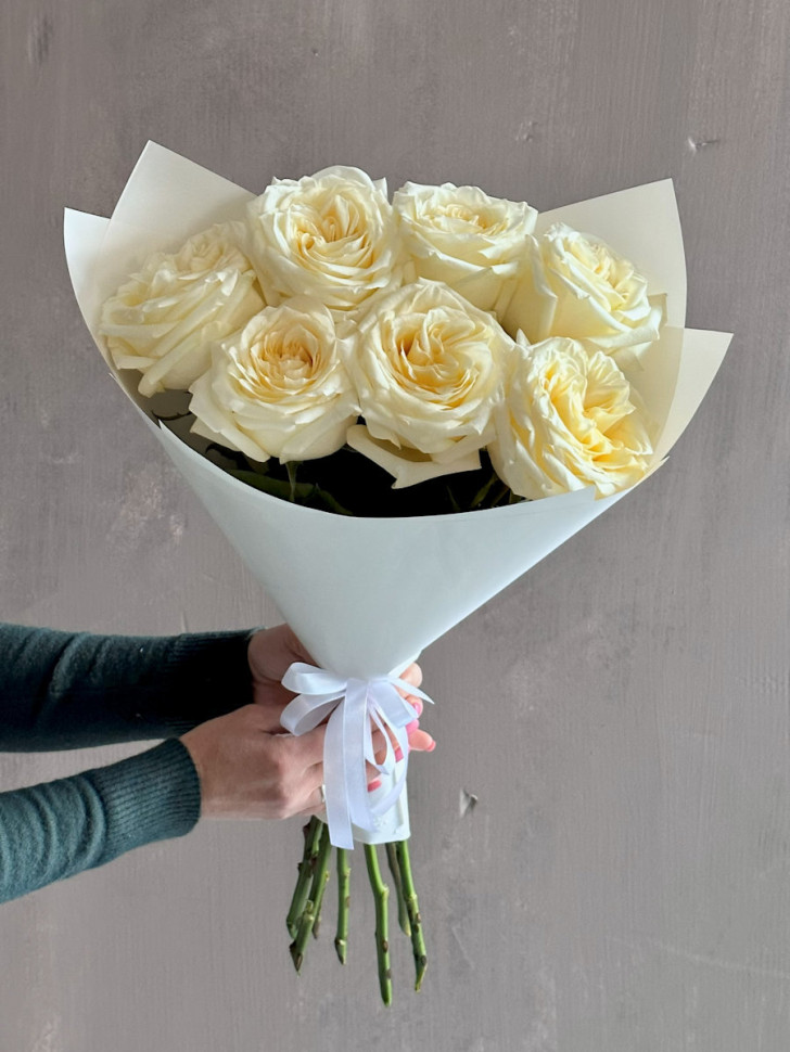 7 пионовидных роз