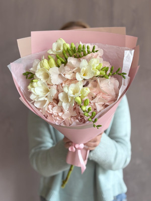 Букет из Гортензии и Фрезий