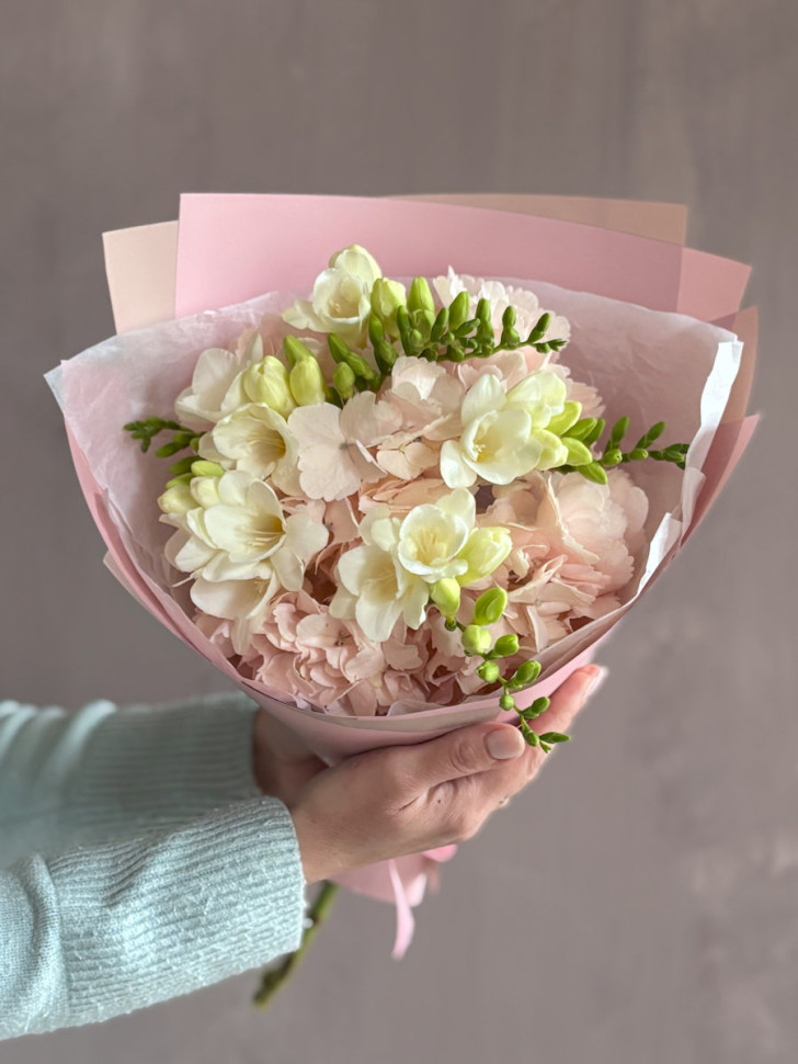 Букет из Гортензии и Фрезий