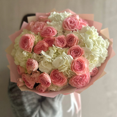 Букет из гортензий и кустовых пионовидных роз