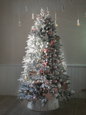 Елка украшенная заснеженная