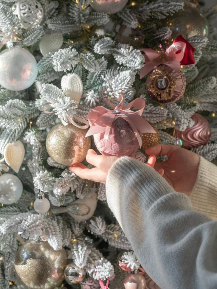 Елка украшенная заснеженная