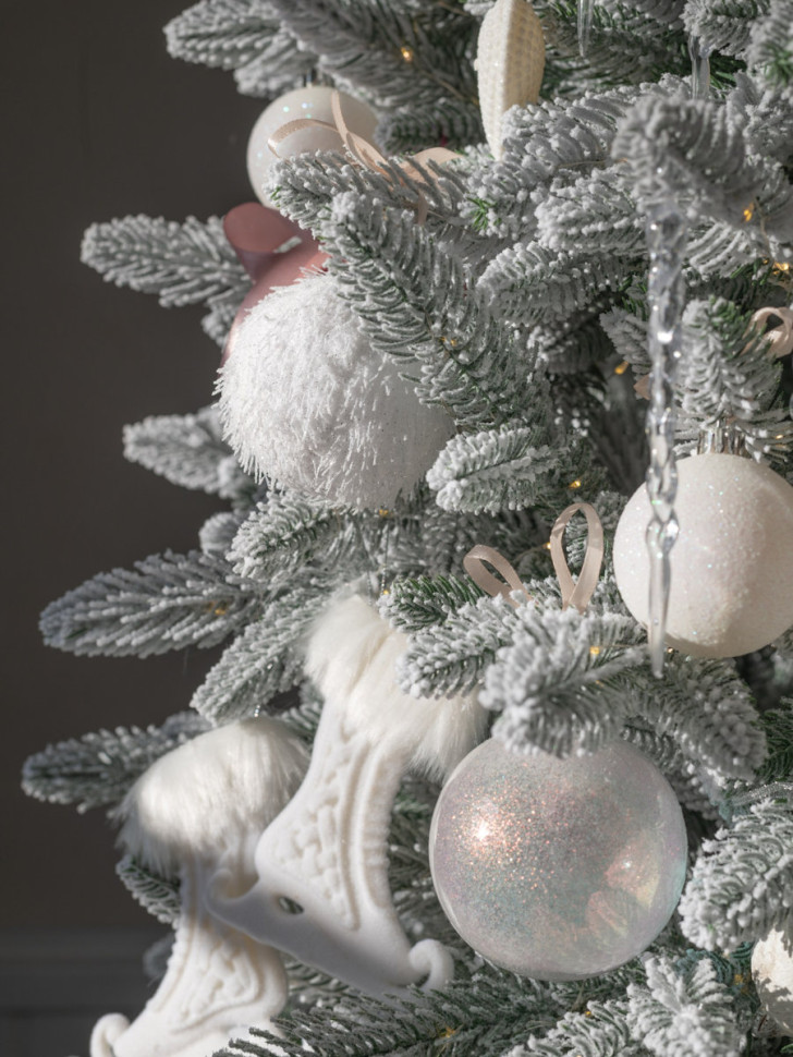 Елка украшенная заснеженная