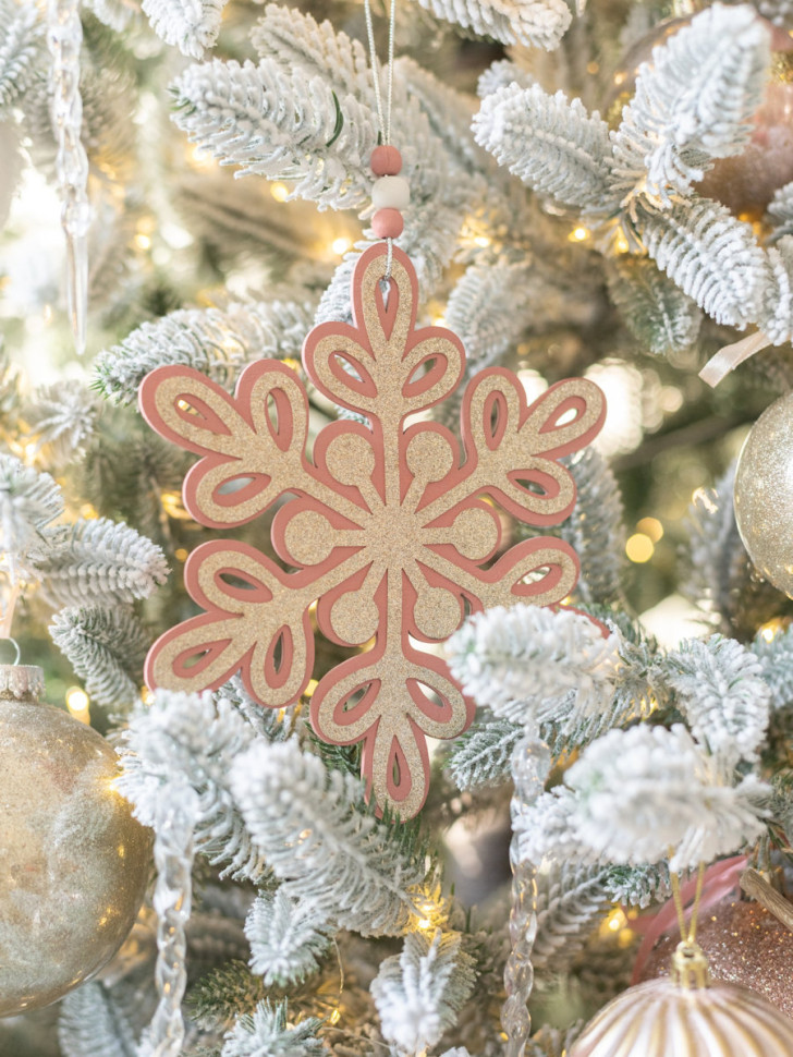 Елка украшенная заснеженная