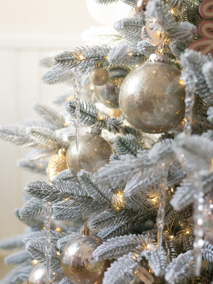 Елка украшенная заснеженная