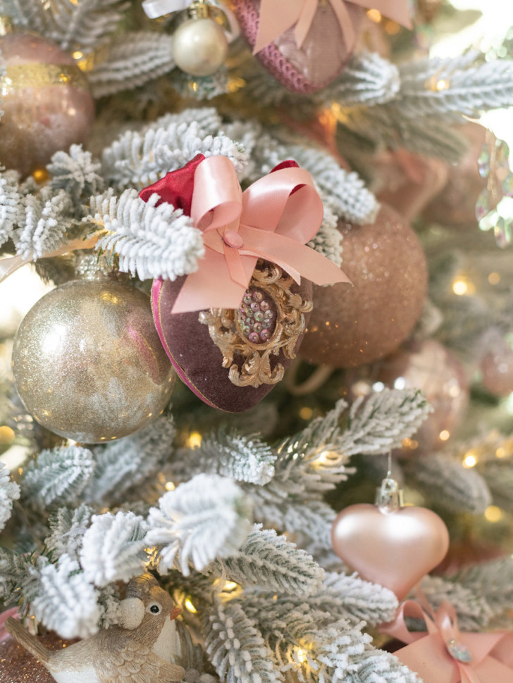 Елка украшенная заснеженная