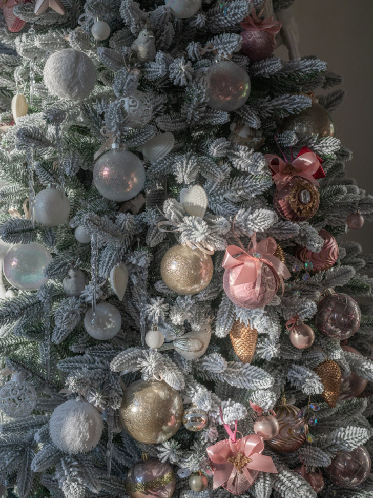 Елка украшенная заснеженная