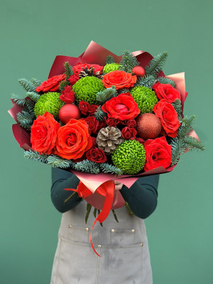 Композиция «Королевская хвоя с розами»