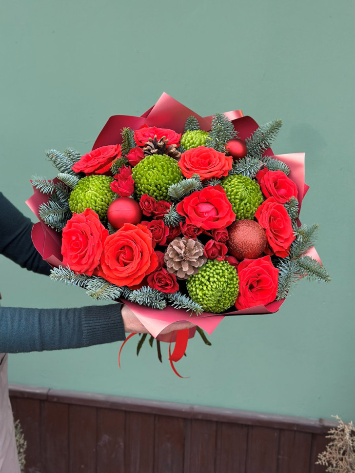 Композиция «Королевская хвоя с розами»