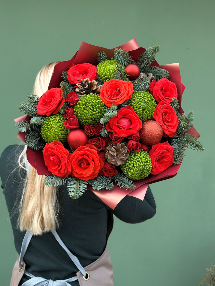 Композиция «Королевская хвоя с розами»