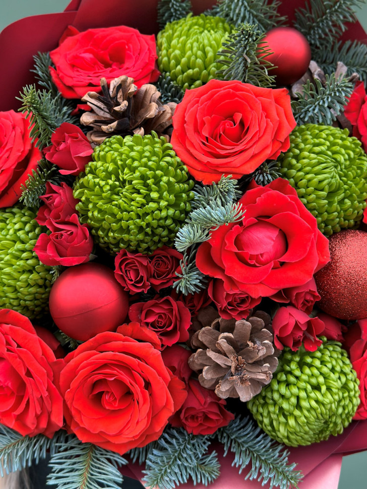 Композиция «Королевская хвоя с розами»