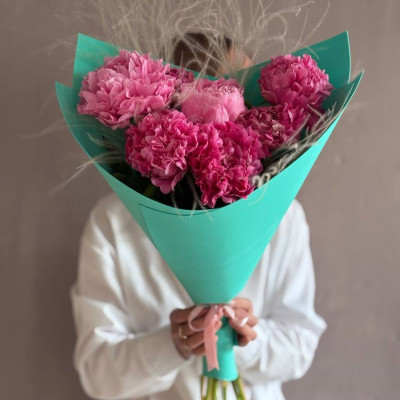 Букет из 7 ароматных малиновых пионов