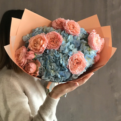 Букет из гортензий и пионовидных роз