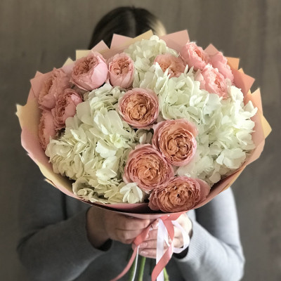 Букет из гортензий и роз Джульетта