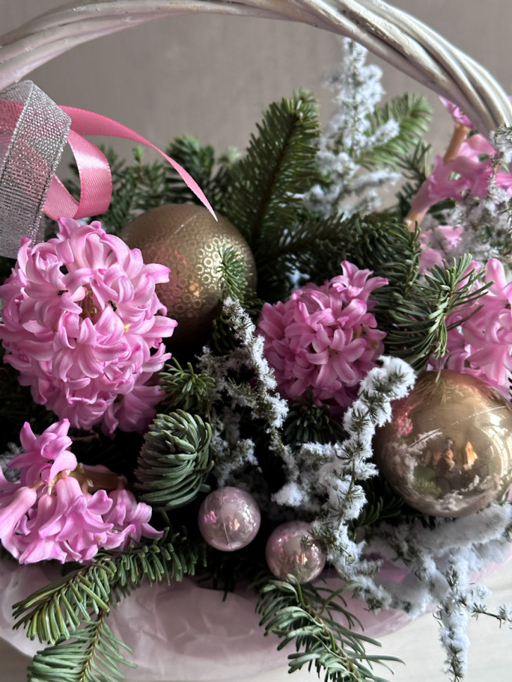 Корзина «Розовое зимнее чудо»