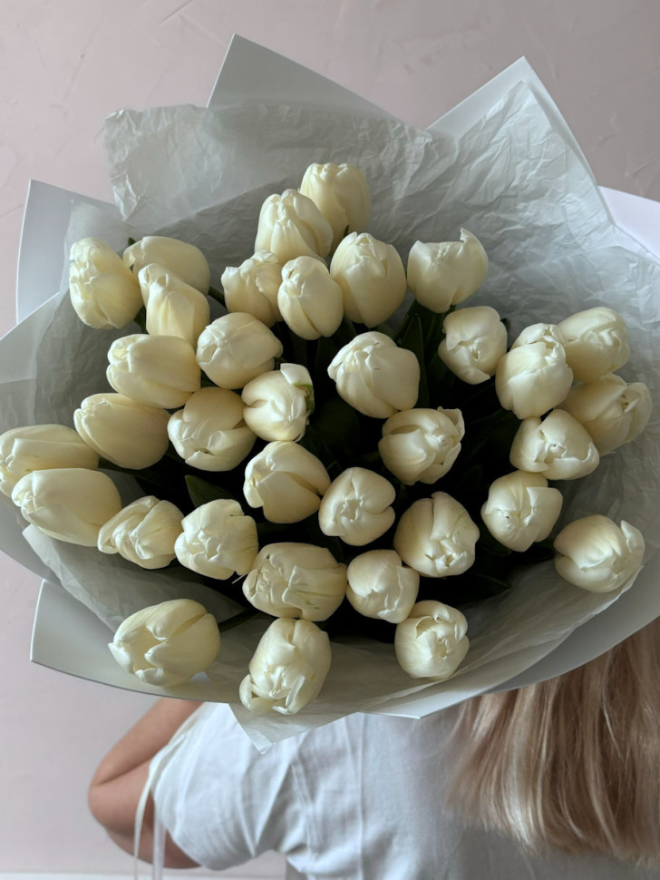 Букет из 35 белых тюльпанов