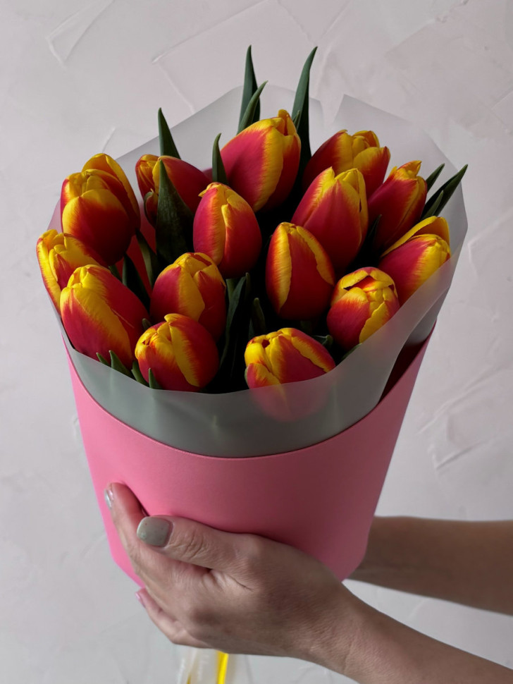 Букет из красно-желтых тюльпанов