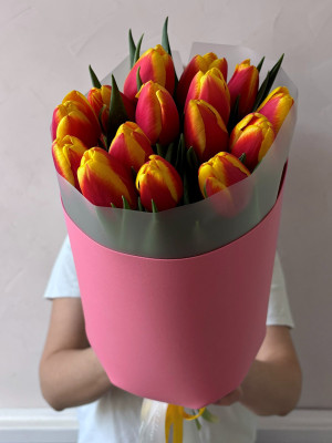 Букет из красно-желтых тюльпанов