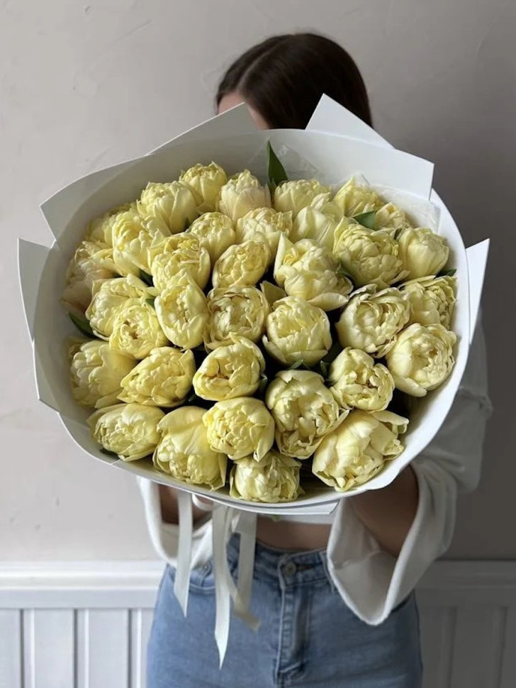 Букет из 35 кремовых пионовидных тюльпанов