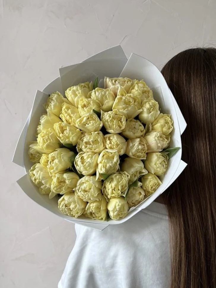 Букет из 35 кремовых пионовидных тюльпанов