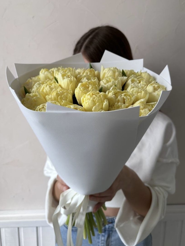 Букет из 35 кремовых пионовидных тюльпанов
