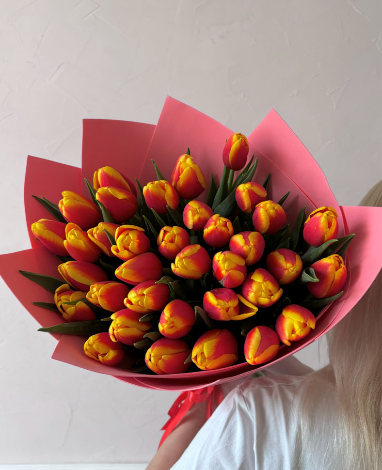 Букет из 35 красно-желтых тюльпанов