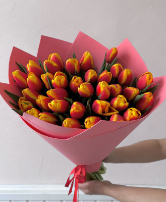 Букет из 35 красно-желтых тюльпанов