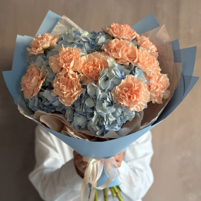 Букет из гортензий и диантусов 