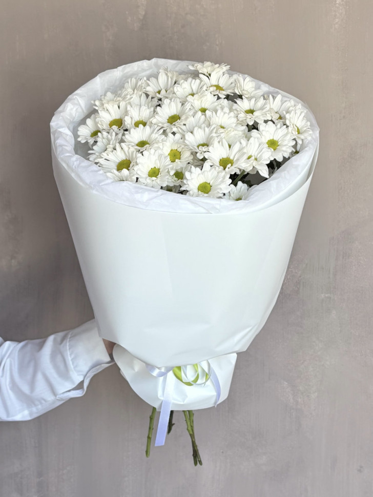 Букет из 7 белых кустовых хризантем