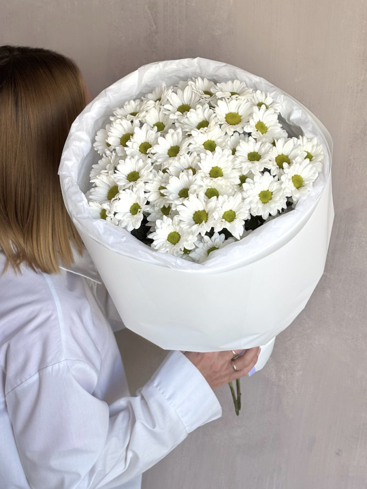 Букет из 7 белых кустовых хризантем