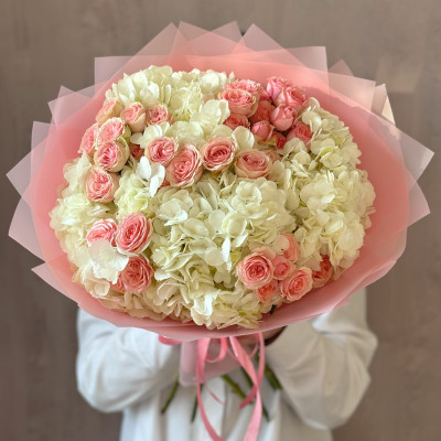 Букет из гортензий и пионовидных кустовых роз 