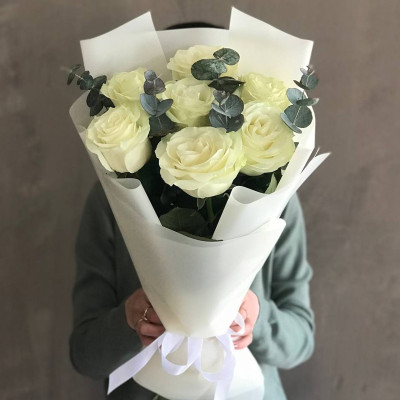 Букет из 7 роз Мондиаль и эвкалиптом