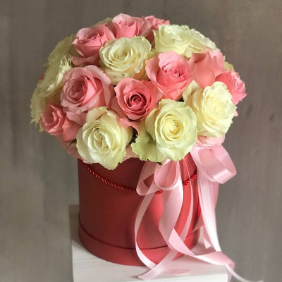 Шляпная коробка с белыми и розовыми розами Эквадор 