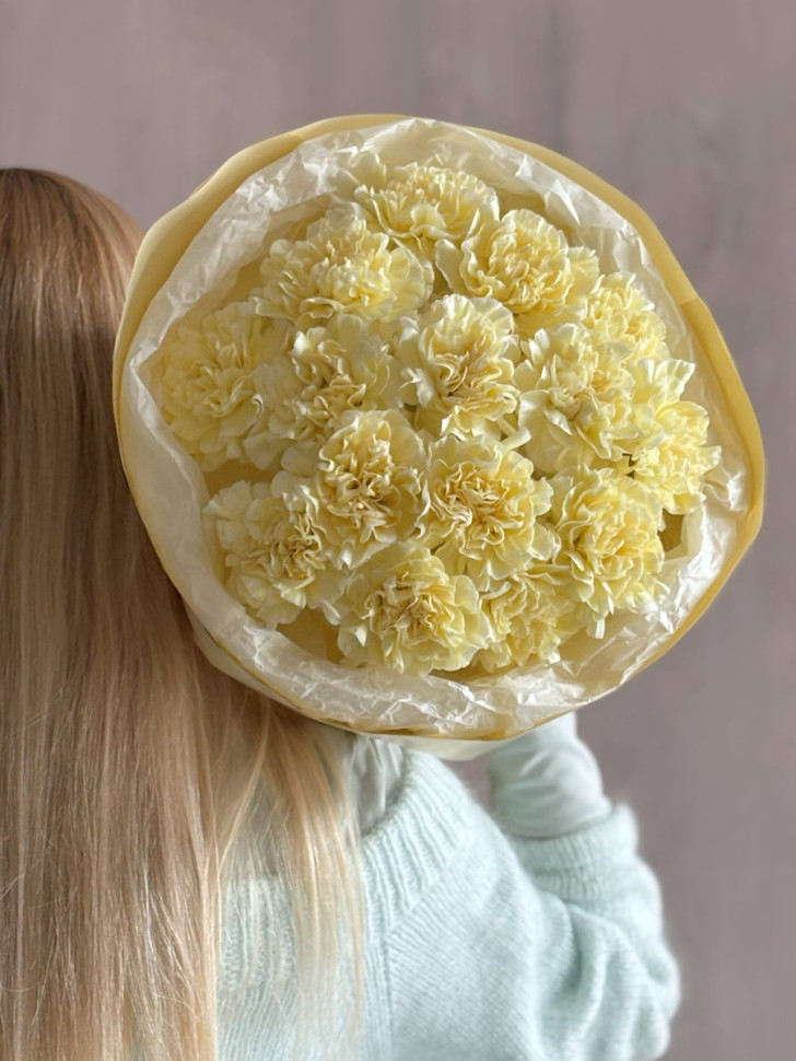 Букет из 15 кремовых диантусов