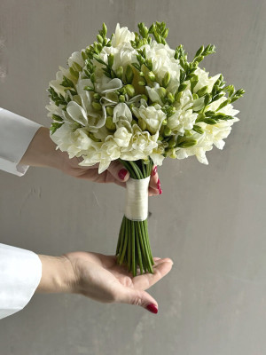 Свадебный букет с гортензией и фрезией