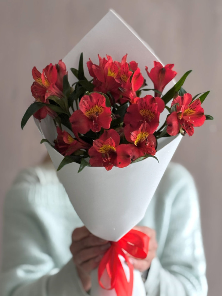 Букет-комплимент из красных альстромерий