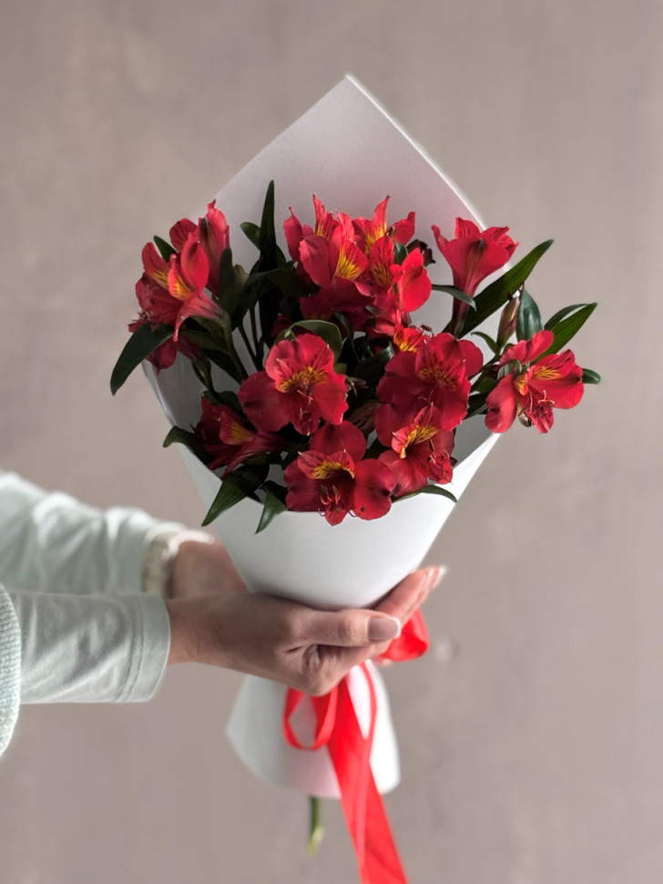 Букет-комплимент из красных альстромерий