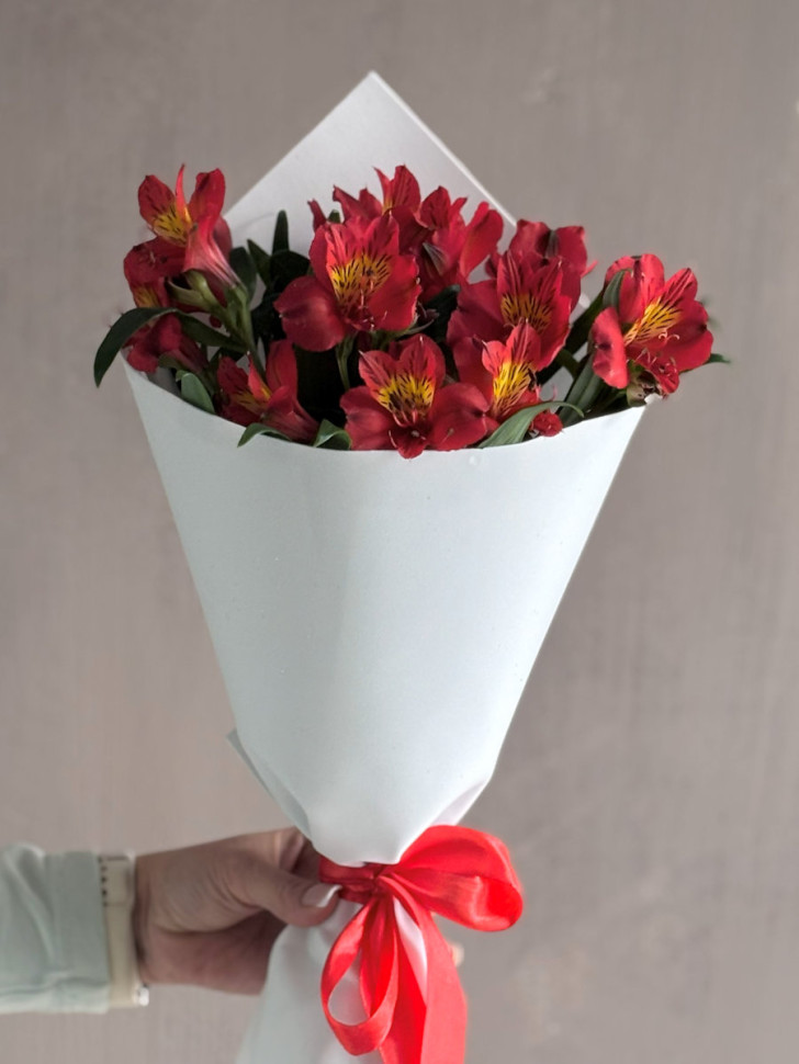 Букет-комплимент из красных альстромерий